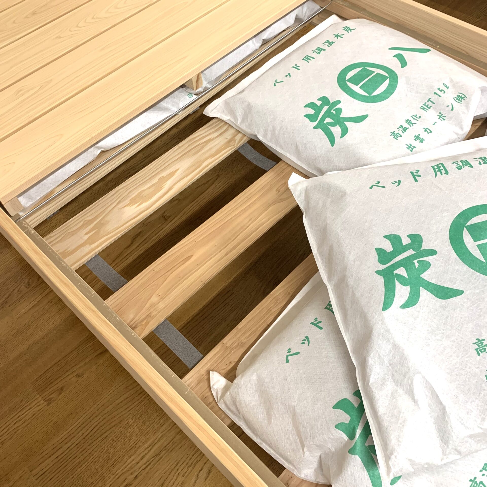 ヒノキ無垢すのこベッド 炭八入り